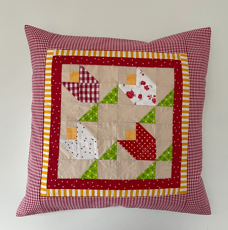 Patchwork Kissenhülle, Landhausstil Kissenbezug, beige/grün/rot 40x40cm