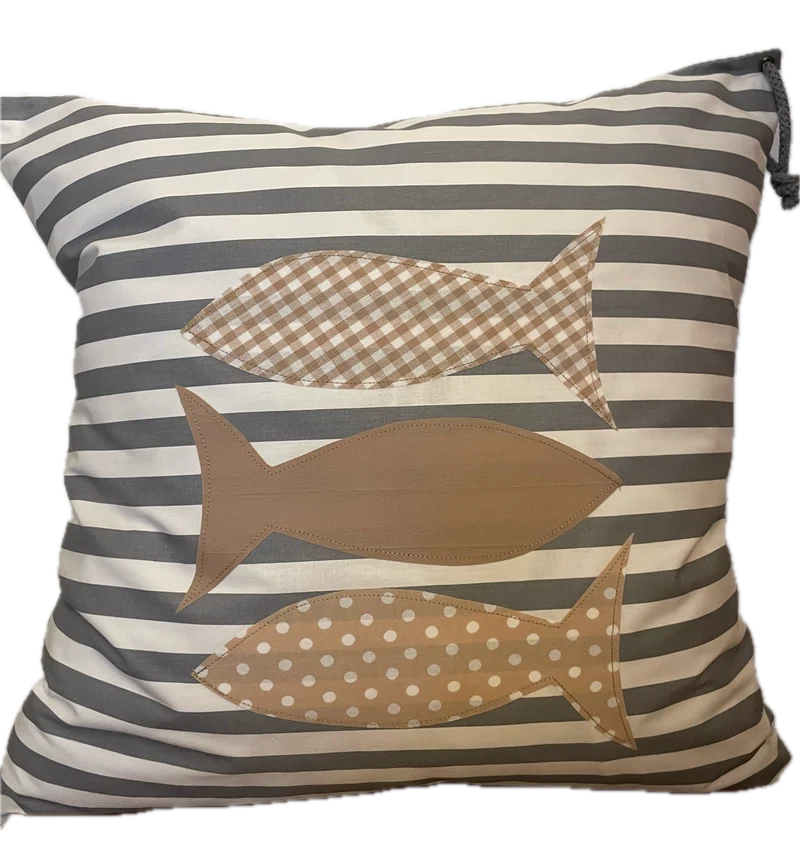 Maritime Kissenhülle, Landhausstil Kissenbezug *Fische* grau/weiß gestreift