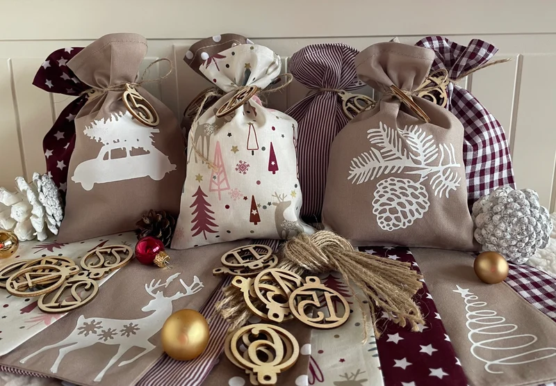 Adventskalender,Landhausstil Adventskalender zum Befüllen, 24 Säckchen zum Advent , Adventskalender Zahlen aus Holz, rot/beige