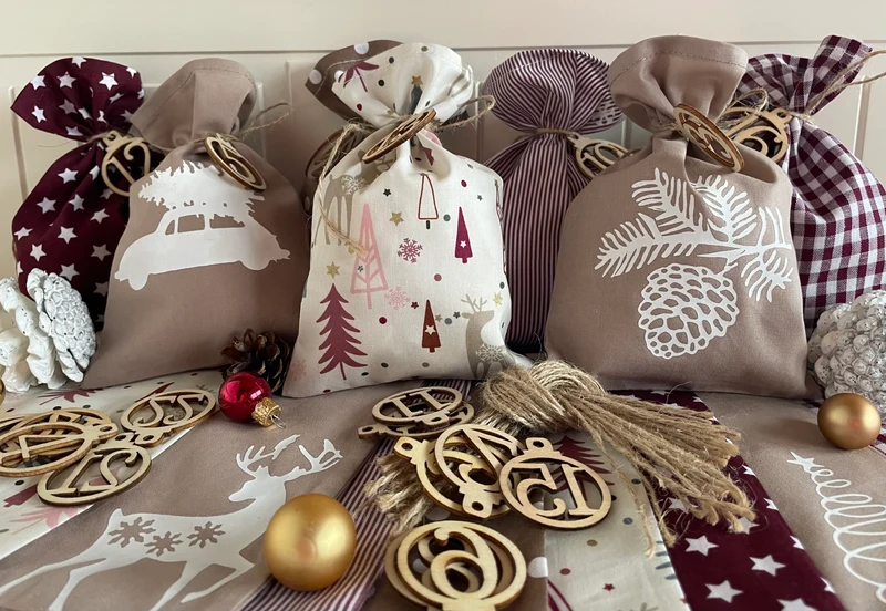Adventskalender,Landhausstil Adventskalender zum Befüllen, 24 Säckchen zum Advent , Adventskalender Zahlen aus Holz, rot/beige
