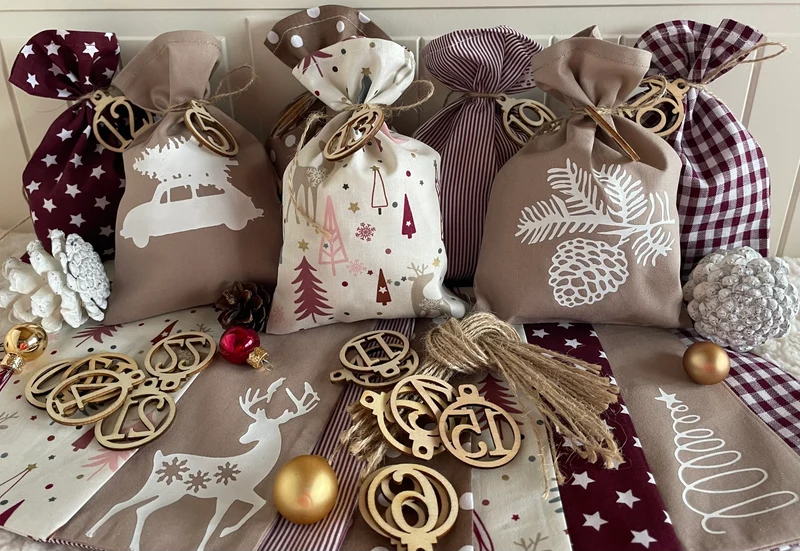 Adventskalender,Landhausstil Adventskalender zum Befüllen, 24 Säckchen zum Advent , Adventskalender Zahlen aus Holz, rot/beige