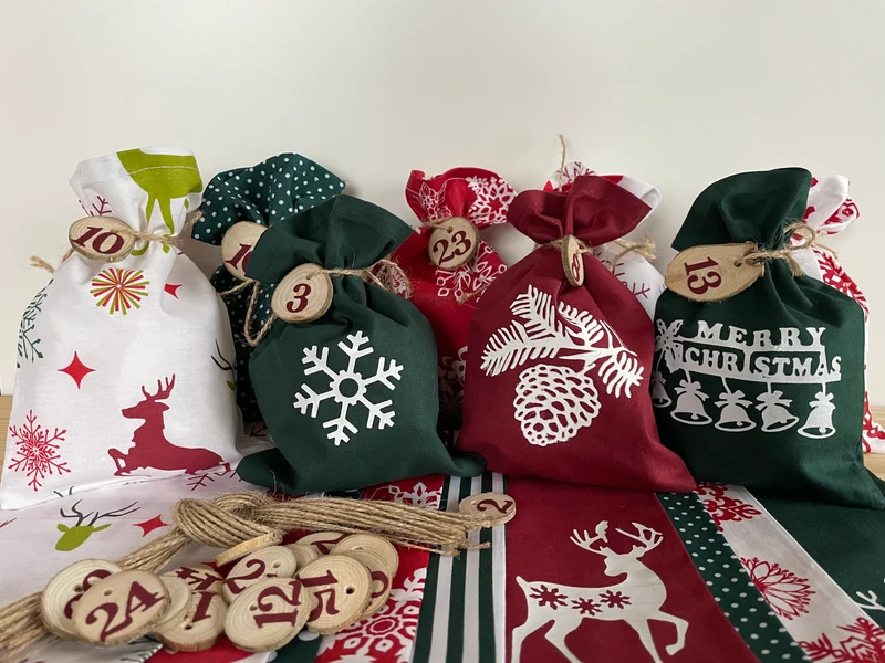 Adventskalender,Landhausstil Adventskalender zum befüllen , 24 Säckchen zum Advent , Adventskalender Zahlen aus Holz, grün/rot/weiß