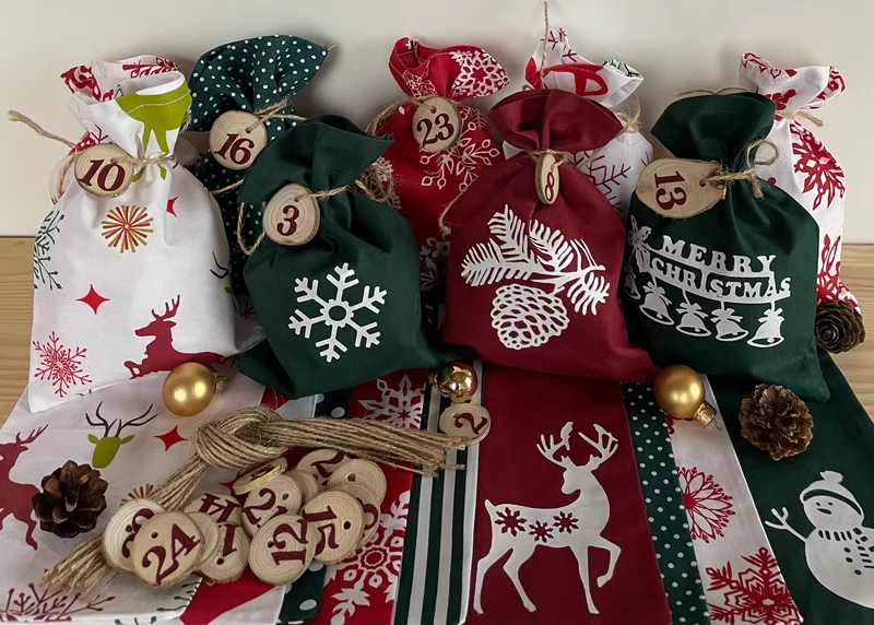 Adventskalender,Landhausstil Adventskalender zum befüllen , 24 Säckchen zum Advent , Adventskalender Zahlen aus Holz, grün/rot/weiß