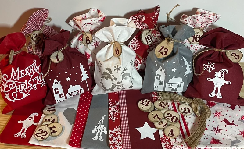 Adventskalender,Landhausstil Adventskalender zum befüllen, 24 Säckchen zum Advent, Adventskalender Zahlen aus Holz, grau/rot