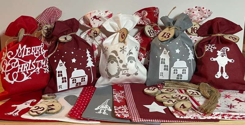 Adventskalender,Landhausstil Adventskalender zum befüllen, 24 Säckchen zum Advent, Adventskalender Zahlen aus Holz, grau/rot