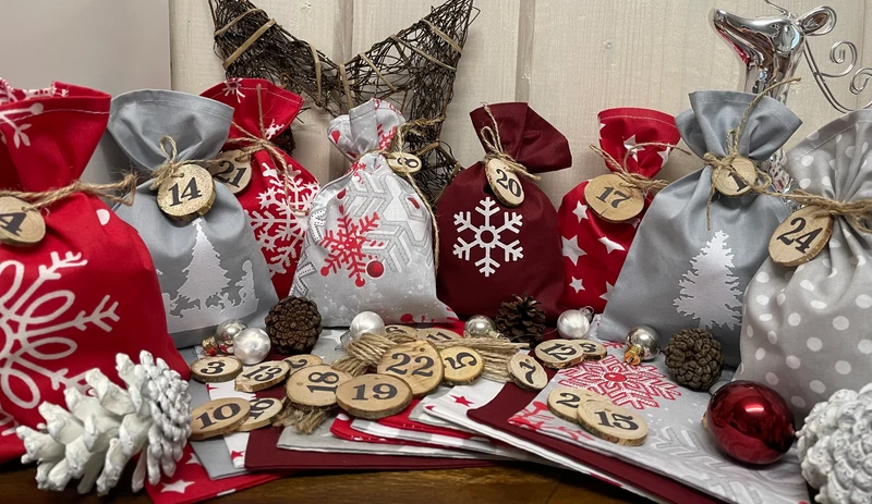 Adventskalender,Landhausstil Adventskalender zum befüllen, 24 Säckchen zum Advent, Adventskalender Zahlen aus Holz, grau/rot