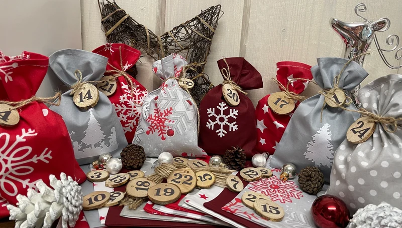 Adventskalender,Landhausstil Adventskalender zum befüllen, 24 Säckchen zum Advent, Adventskalender Zahlen aus Holz, grau/rot