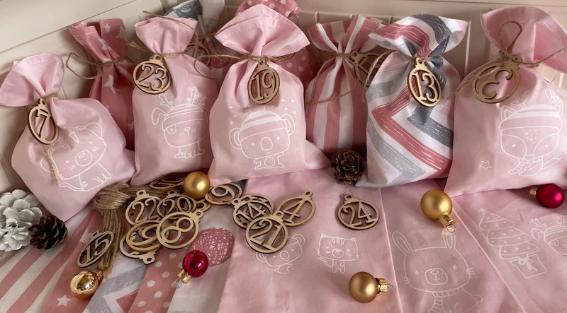 Adventskalender,Landhausstil Adventskalender zum Befüllen, 24 Säckchen zum Advent , Adventskalender Zahlen aus Holz, rosa /grau