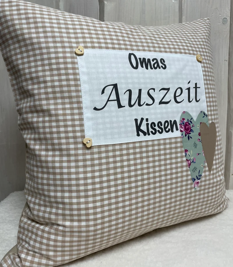 Landhausstil Kissenhülle * Kissenbezug * beige/weiß kariertes Dekokissen „Omas Auszeit Kissen“