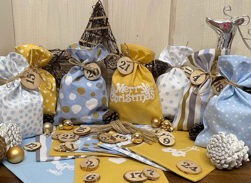 Adventskalender,Landhausstil Adventskalender zum Befüllen, 24 Säckchen zum Advent , Adventskalender Zahlen aus Holz, hellblau/curry/gold