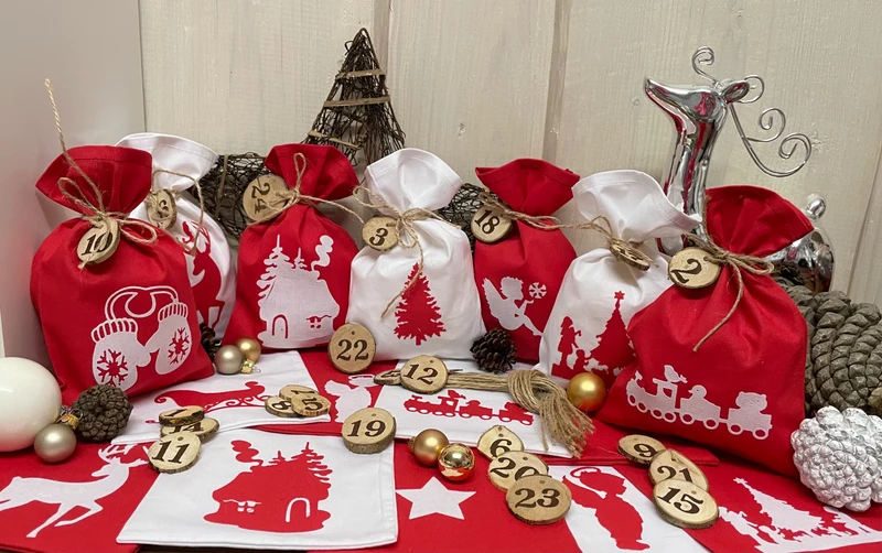 Adventskalender,Landhausstil Adventskalender zum befüllen, 24 Säckchen zum Advent, Adventskalender Zahlen aus Holz, rot/weiß