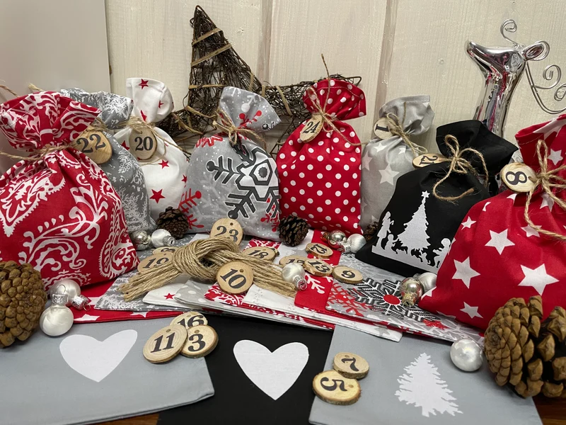 Adventskalender,Landhausstil Adventskalender zum befüllen, 24 Säckchen zum Advent, Adventskalender Zahlen aus Holz, grau/rot/schwarz