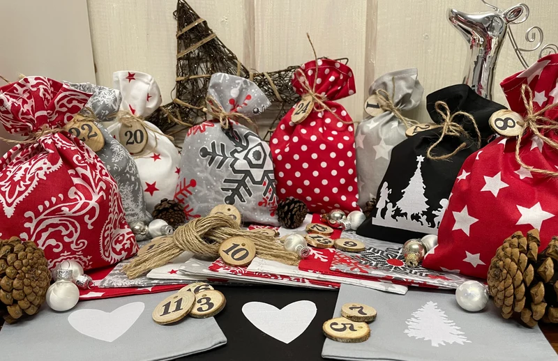 Adventskalender,Landhausstil Adventskalender zum befüllen, 24 Säckchen zum Advent, Adventskalender Zahlen aus Holz, grau/rot/schwarz