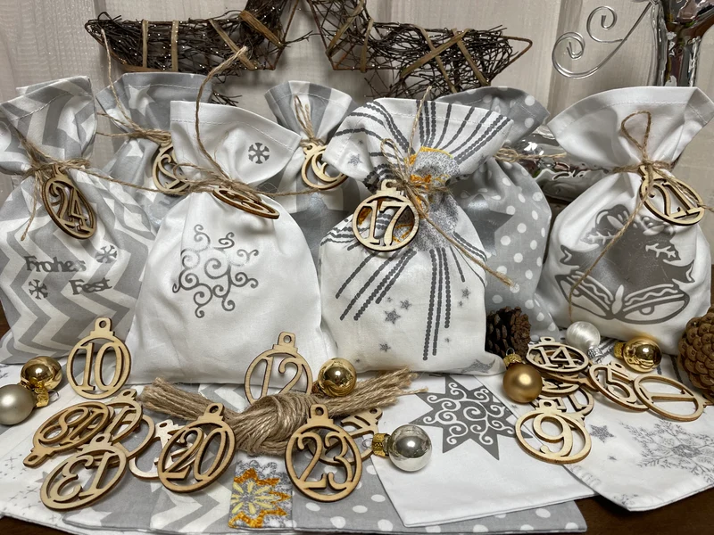 Adventskalender,Landhausstil Adventskalender zum befüllen, 24 Säckchen zum Advent, Adventskalender Zahlen aus Holz, grau/weiß