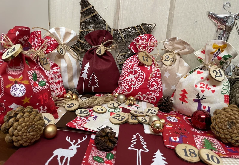 Adventskalender,Landhausstil Adventskalender zum Befüllen, 24 Säckchen zum Advent , Adventskalender Zahlen aus Holz, rot/beige