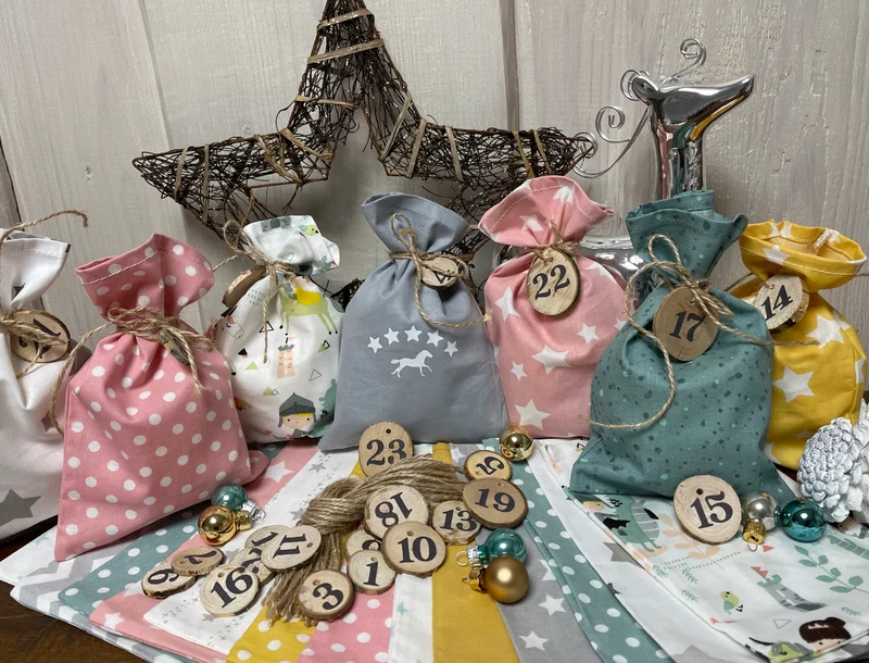 Adventskalender für Kinder ,Landhausstil Adventskalender zum Befüllen, 24 Säckchen zum Advent , Adventskalender Zahlen aus Holz, pastellfare