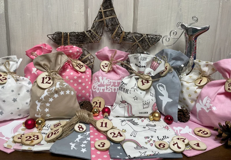 Adventskalender,Landhausstil Adventskalender zum Befüllen, 24 Säckchen zum Advent , Adventskalender Zahlen aus Holz, rosa /beige/weiß/grau