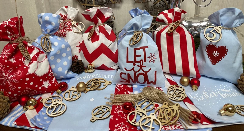Adventskalender für Kinder, Landhausstil Adventskalender zum Befüllen, 24 Säckchen zum Advent , Adventskalender Zahlen aus Holz, blau / rot