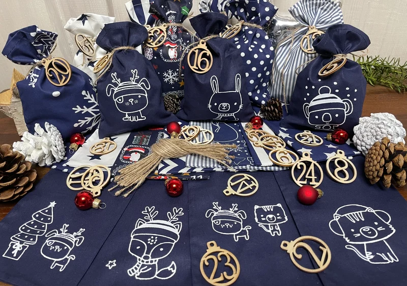 Adventskalender für Kinder, Landhausstil Adventskalender zum Befüllen, 24 Säckchen zum Advent , Adventskalender Zahlen aus Holz, blau /weiß