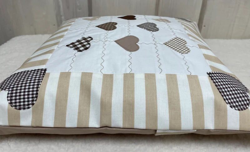 Patchwork Kissenhülle, Landhausstil Kissenbezug, beige /weiß 40x40cm.