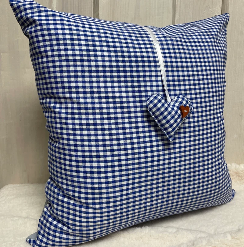 Landhausstil Kissenhülle * Kissenbezug * blau/weiß kariertes Dekokissen mit Herzanhänger
