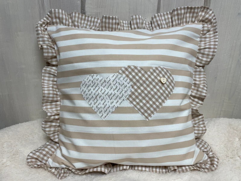 1x Landhausstil Kissenhülle * Kissenbezug mit Rüschen * Dekokissen * Herzen * beige/weiß