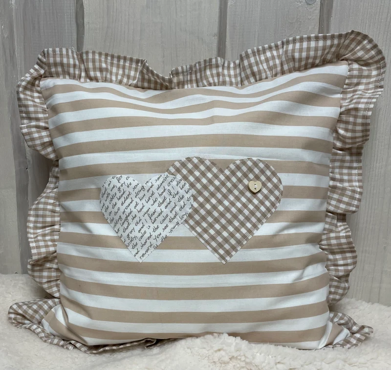 1x Landhausstil Kissenhülle * Kissenbezug mit Rüschen * Dekokissen * Herzen * beige/weiß