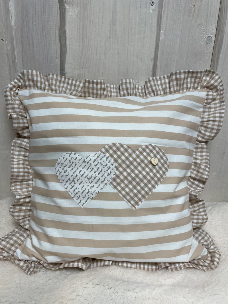 1x Landhausstil Kissenhülle * Kissenbezug mit Rüschen * Dekokissen * Herzen * beige/weiß