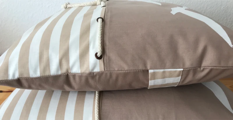 Maritime Kissenhülle, Landhausstil Dekokissen, Möwen beige/weiß gestreigft