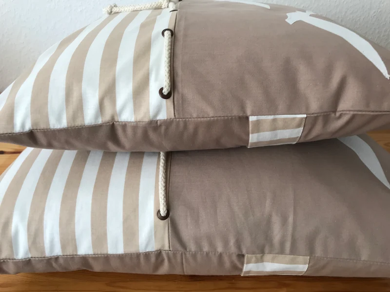 Maritime Kissenhülle, Landhausstil Dekokissen, Möwen beige/weiß gestreigft