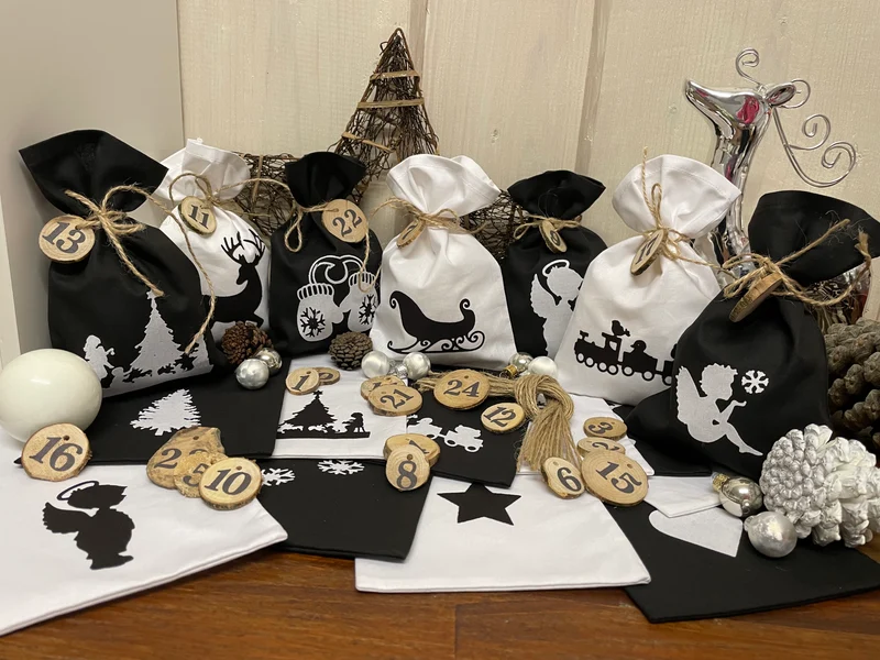 Adventskalender,Landhausstil Adventskalender zum Befüllen, 24 Säckchen zum Advent , Adventskalender Zahlen aus Holz, schwarz /weiß