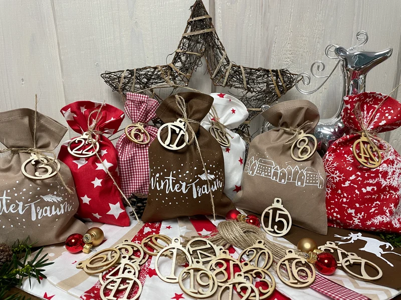 Adventskalender,Landhausstil Adventskalender zum Befüllen, 24 Säckchen zum Advent , Adventskalender Zahlen aus Holz, rot/braun