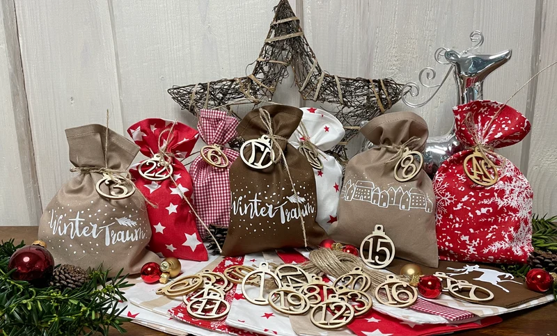 Adventskalender,Landhausstil Adventskalender zum befüllen, 24 Säckchen zum Advent , Adventskalender Zahlen aus Holz, rot/beige/braun