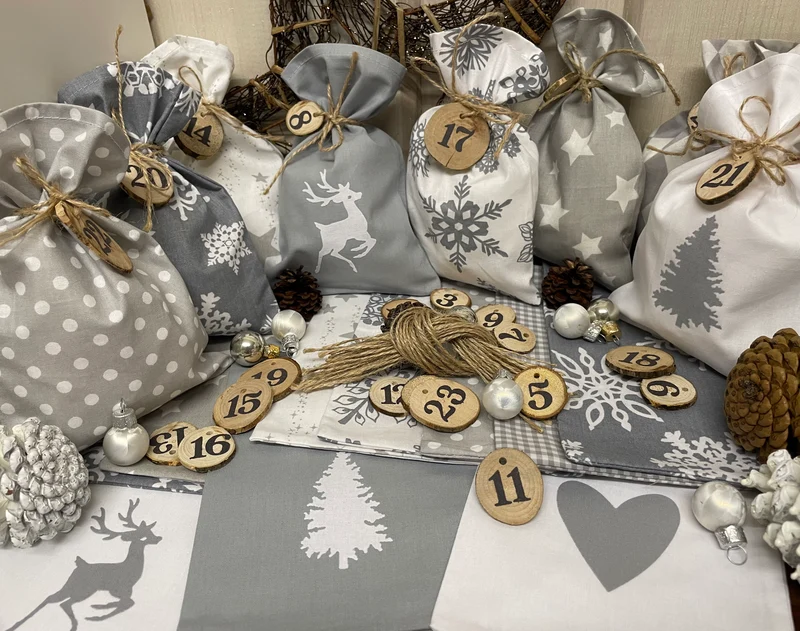 Adventskalender,Landhausstil Adventskalender zum befüllen, 24 Säckchen zum Advent, Adventskalender Zahlen aus Holz, grau/weiß