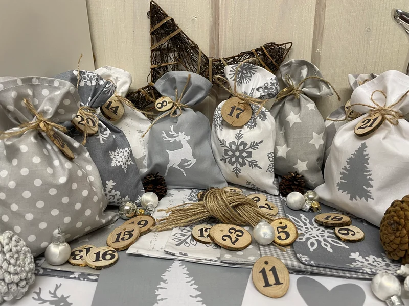 Adventskalender,Landhausstil Adventskalender zum befüllen, 24 Säckchen zum Advent, Adventskalender Zahlen aus Holz, grau/weiß