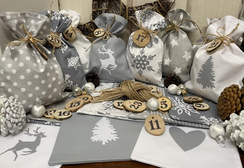 Adventskalender,Landhausstil Adventskalender zum befüllen, 24 Säckchen zum Advent, Adventskalender Zahlen aus Holz, grau/weiß