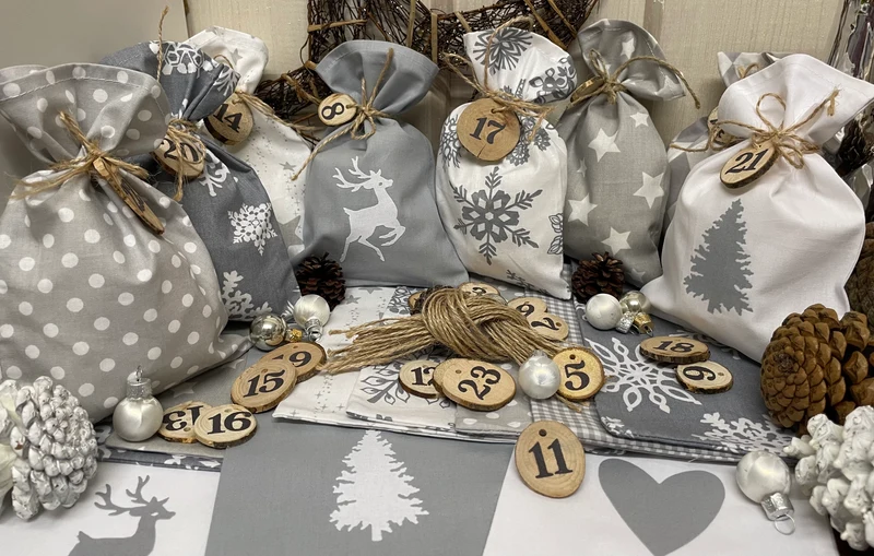 Adventskalender,Landhausstil Adventskalender zum befüllen, 24 Säckchen zum Advent, Adventskalender Zahlen aus Holz, grau/weiß