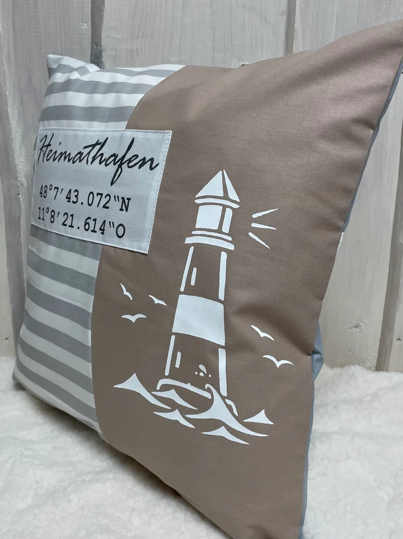 Maritimer Kissenbezug personalisiert mit den Koordinaten von deinem Zuhause * Heimathafen * grau/weiß/beige