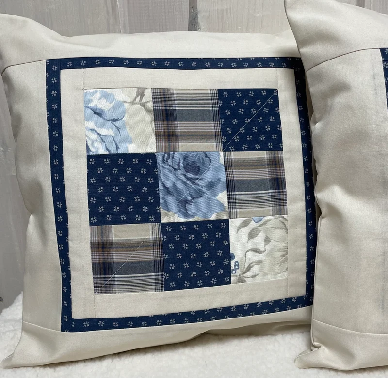 Patchwork Kissenhülle, Landhausstil Kissenbezug, blau / creme 40x40cm.