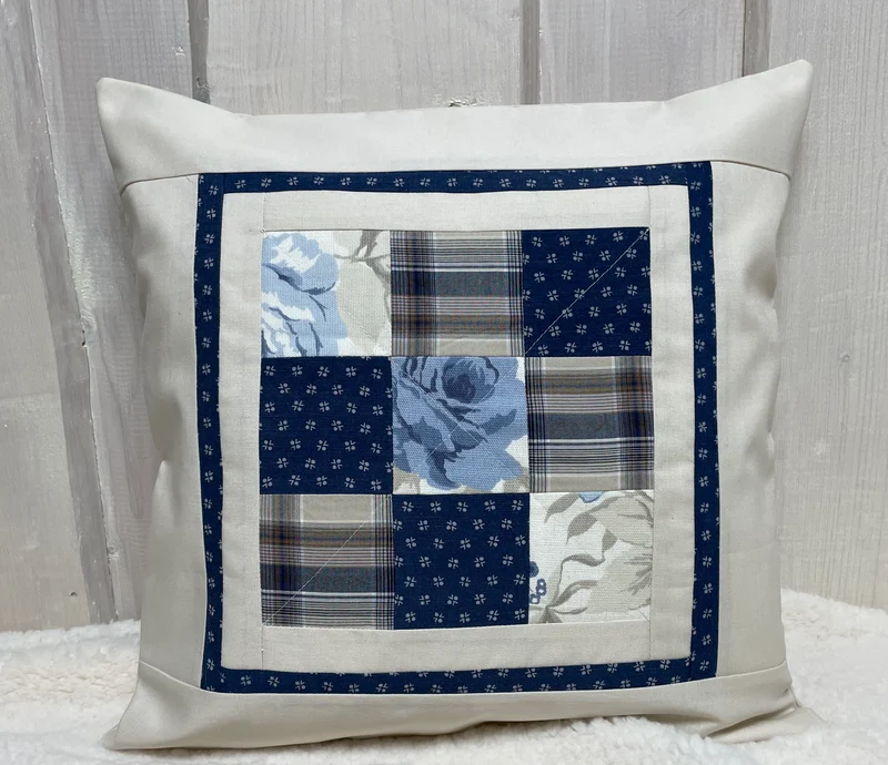 Patchwork Kissenhülle, Landhausstil Kissenbezug, blau / creme 40x40cm.