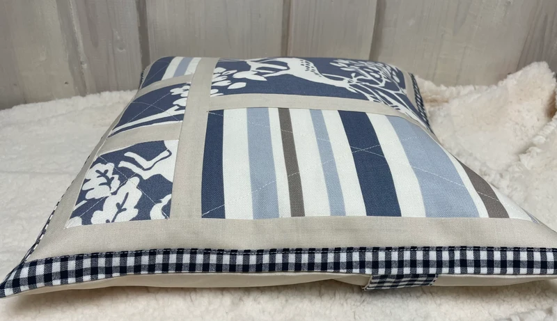 Patchwork Kissenhülle, Landhausstil Kissenbezug, blau / creme 40x40cm.