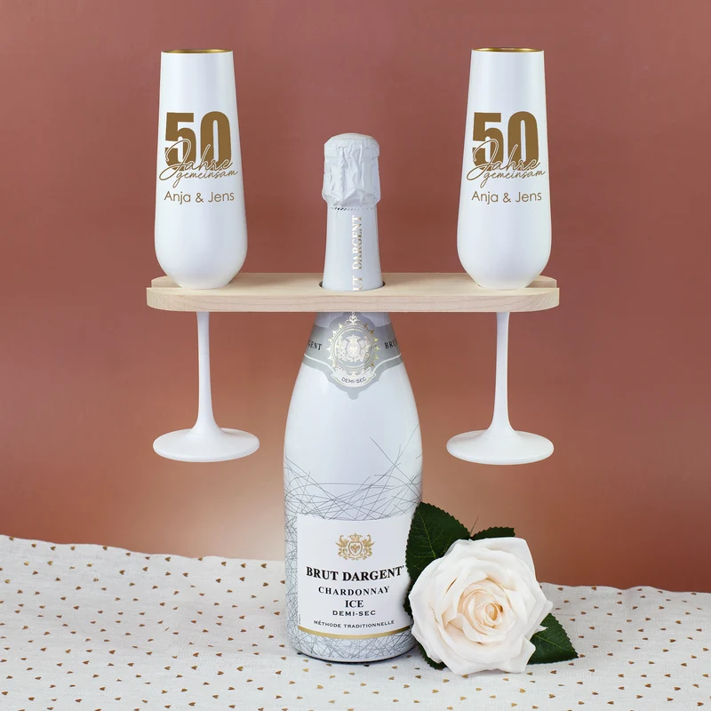 Personalisiertes Geschenkset zur goldenen Hochzeit mit Chardonnay & gravierten Sektgläsern