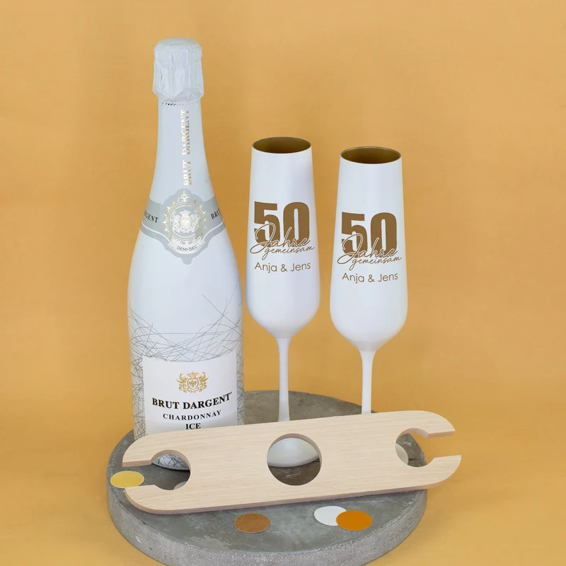 Personalisiertes Geschenkset zur goldenen Hochzeit mit Chardonnay & gravierten Sektgläsern