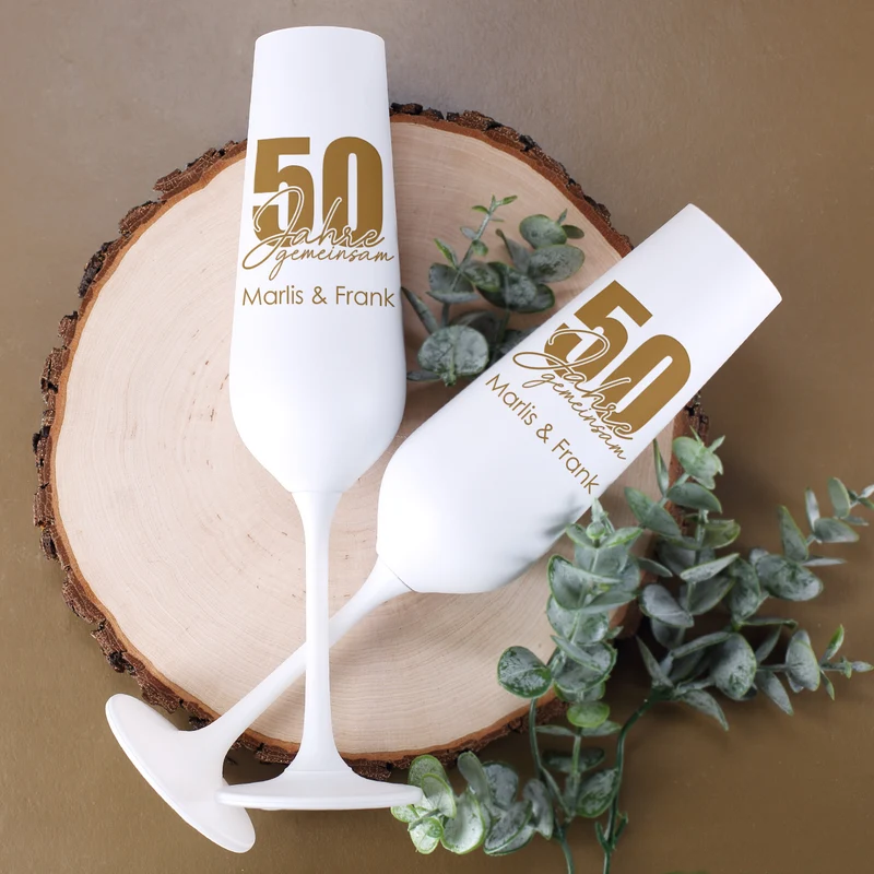 Personalisiertes Geschenkset zur goldenen Hochzeit mit Chardonnay & gravierten Sektgläsern