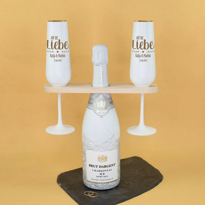 Geschenkset zur Hochzeit mit Chardonnay & Sektgläsern personalisiert mit Gravur 'Auf die Liebe'