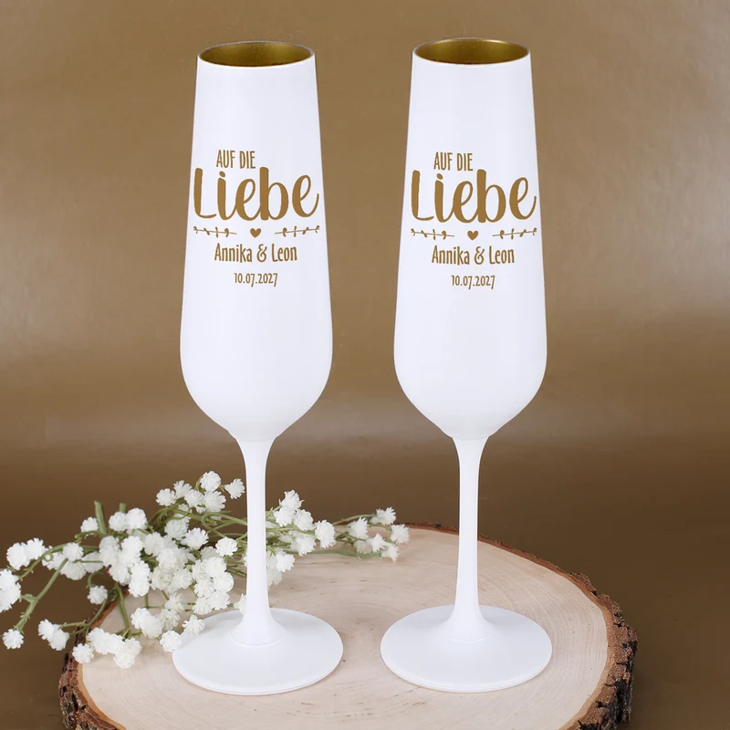 Geschenkset zur Hochzeit mit Chardonnay & Sektgläsern personalisiert mit Gravur 'Auf die Liebe'