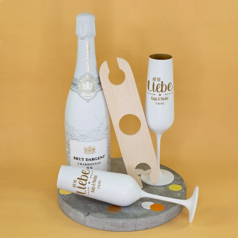 Geschenkset zur Hochzeit mit Chardonnay & Sektgläsern personalisiert mit Gravur 'Auf die Liebe'