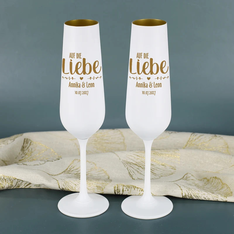 Geschenkset zur Hochzeit mit Chardonnay & Sektgläsern personalisiert mit Gravur 'Auf die Liebe'