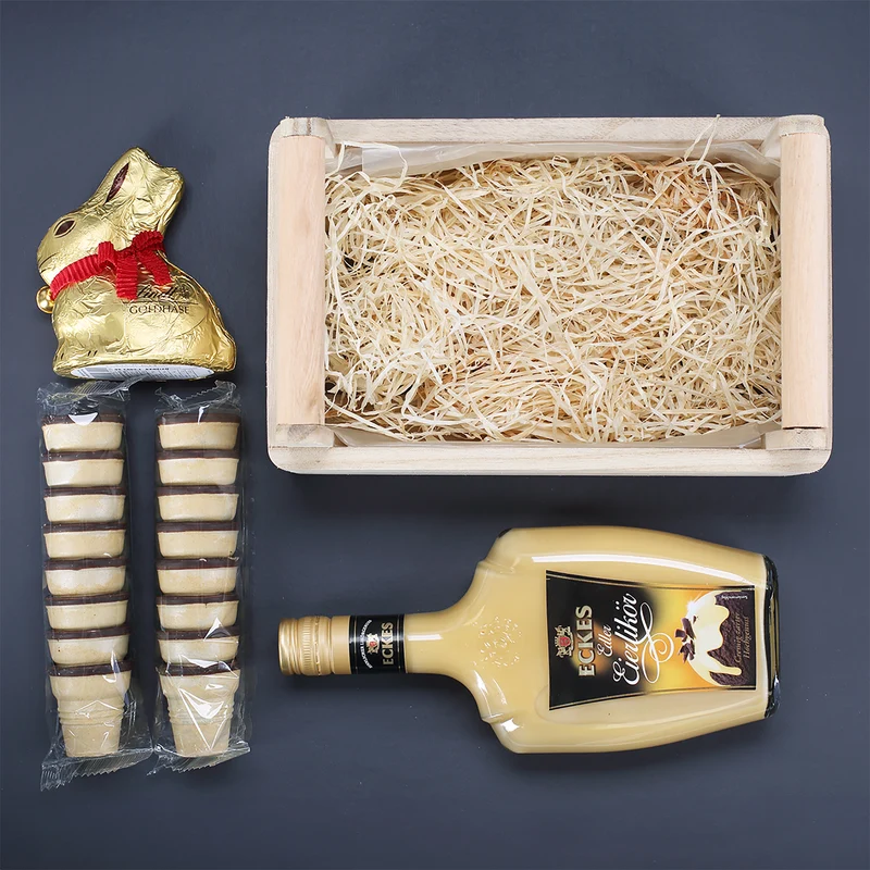 Personalisiertes Geschenkset zu Ostern mit Lindt Goldhase & Eierlikör im Holzkorb 'ihr Eierköppe'