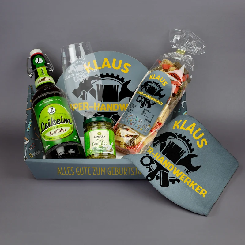 Personalisiertes Geschenkset für Handwerker | Präsentkorb mit Handtuch, Bierglas, Landbier, Nudeln & Pesto